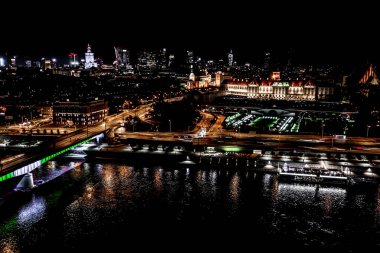 Geceleri Polonya 'da Varşova, Eski Şehir' de Kale Meydanı, Başkent 'in şehir manzarası.