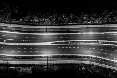 Manzara manzarası mükemmel gece yolu, gece trafiği manzarası. Siyah ve beyaz