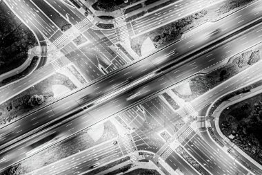 Manzara manzarası mükemmel gece yolu, gece trafiği manzarası. Siyah ve beyaz