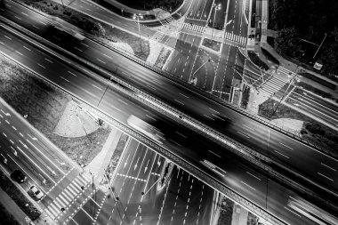 Manzara manzarası mükemmel gece yolu, gece trafiği manzarası. Siyah ve beyaz