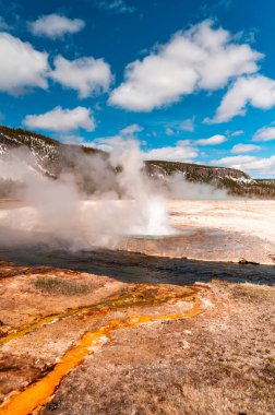 Yellowstone Ulusal Parkı 'nda püsküren bir gayzer.
