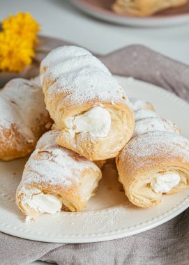 Beyaz tabakta beyaz krema külahları