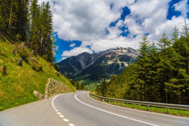 Alp Dağları, Klosters-Serneus, Davos, Graubuenden İsviçre arasında yol