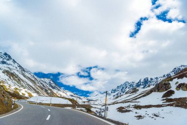 Yol amoung karlı Alp Dağları, Fluelapass, Davos, Graubuenden İsviçre