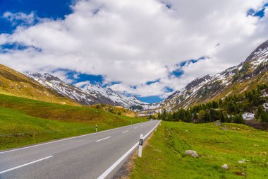 Yol amoung karlı Alp Dağları, Fluelapass, Davos, Graubuenden İsviçre