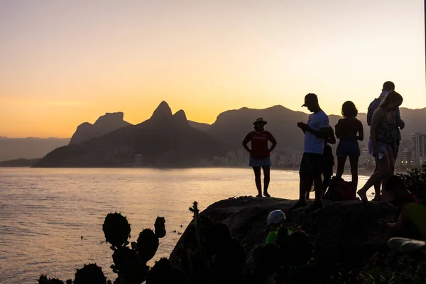 Beautiful View People Enjoying Sunset Rocks Ipanema Beach Rio Janeiro — Stock Photo, Image