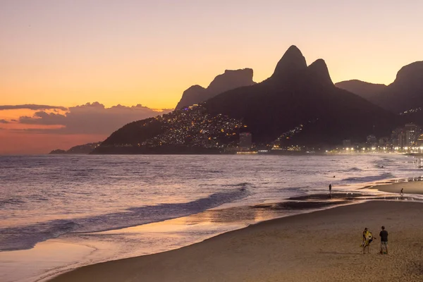 Beautiful Beach Sunset View Ocean Mountains Orange Sky Ipanema Rio — Stock Photo, Image