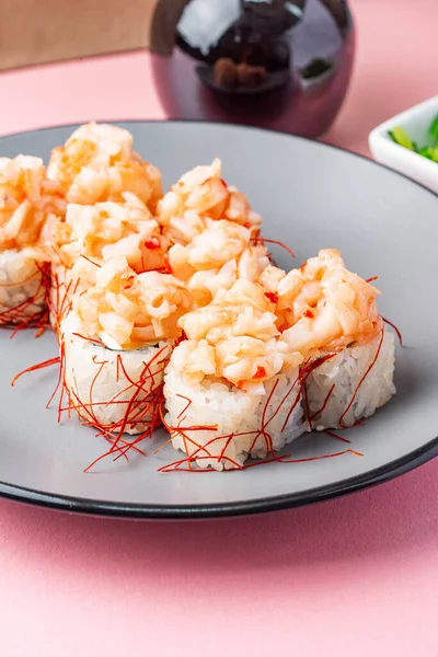 Sushi Role Šedém Talíři Růžové Pozadí — Stock fotografie