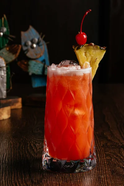 Roter Cocktail Mit Kirsche Und Ananas — Stockfoto