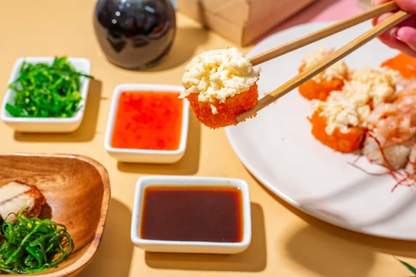 Menina Segura Sushi Varas Sobre Molho Soja — Fotografia de Stock