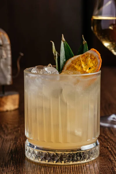 Cocktail Served Dried Lemon Pineapple Leaves — Stock Photo, Image