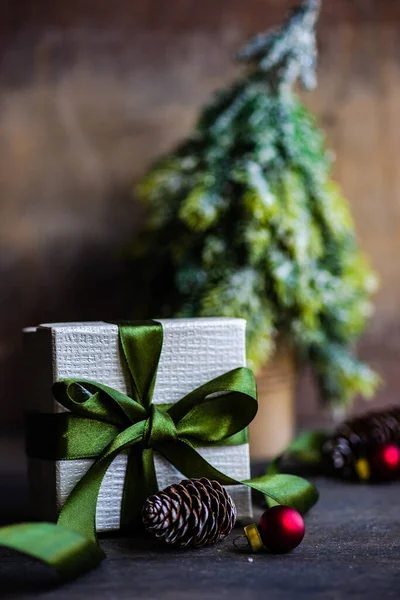 Caixa Presente Com Decoração Verde Inverno Mesa Madeira Velha Como — Fotografia de Stock