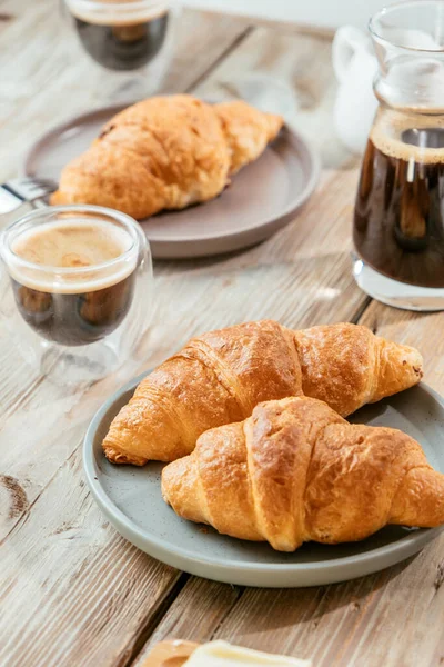 Croissanter Serveras Med Kaffe Träbord — Stockfoto