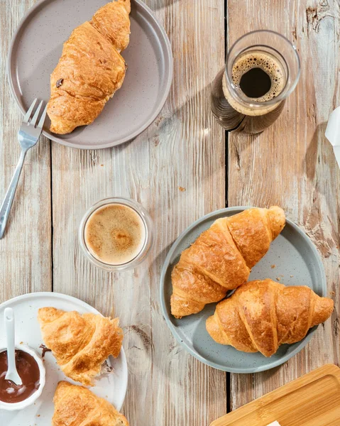 Frühstück Mit Croissants Und Frischem Kaffee — Stockfoto