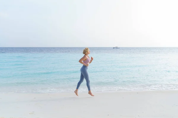 Sportliche Frau Joggt Strand — Stockfoto