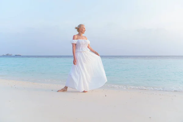 Женщина Белом Платье Берегу Океана — стоковое фото