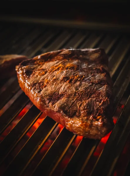 Belos Pedaços Carne Uma Grelha Carvão — Fotografia de Stock