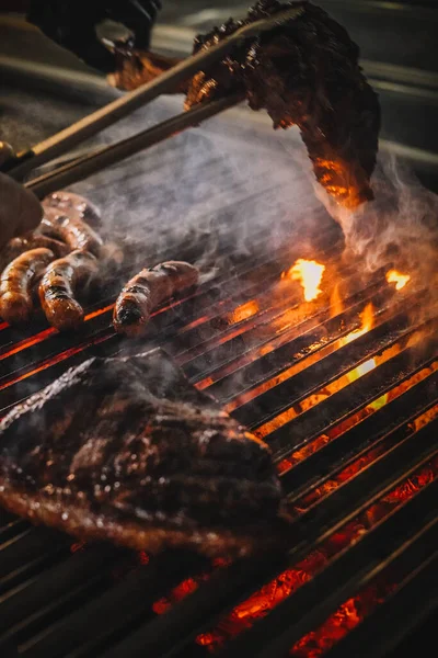 Bonitos Trozos Carne Res Una Parrilla Carbón —  Fotos de Stock