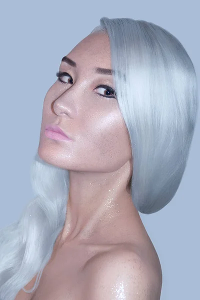 Platin Gümüş Parıltılı Makyaj Kızı Portresi — Stok fotoğraf