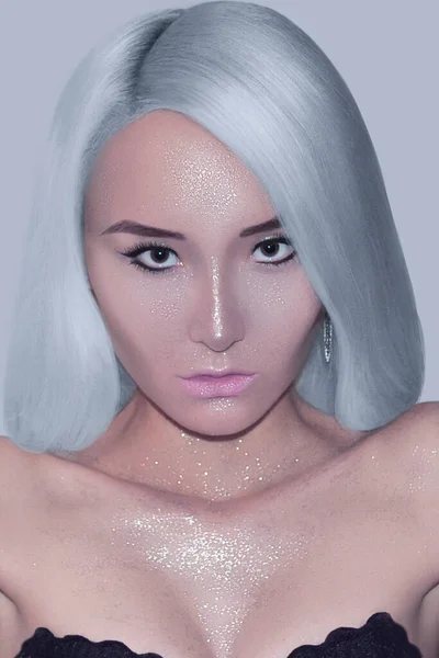 Platin Gümüş Parıltılı Makyaj Kızı Portresi — Stok fotoğraf
