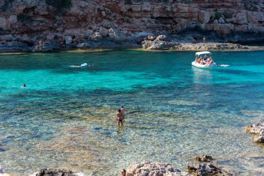 Formentera, İspanya: 8 Ağustos 2021: İspanya 'nın Balear Adaları' ndaki Formentera Adası 'ndaki Güzel Cala d en Baster' daki insanlar.