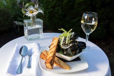 Açık havada şaraplı midye tabağı.