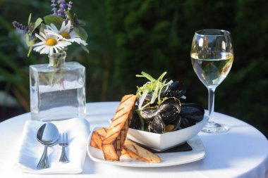 Açık havada şaraplı midye tabağı.