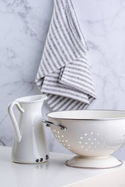 Duvarda keten havlu ve mutfak gereçleri.