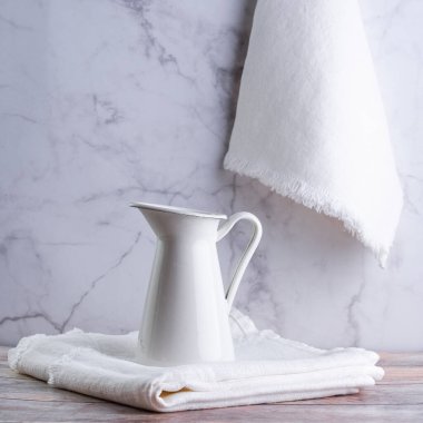 Duvarda keten havlu ve mutfak gereçleri.