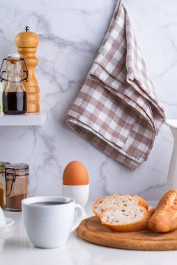 Mutfak duvarında keten havlu ve çeşitli aksesuarlar var.