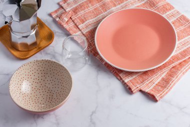 Masada boş tabaklar ve kahve.