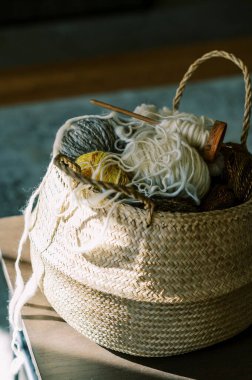 Bir sepet dolusu el ipliği masanın üzerinde