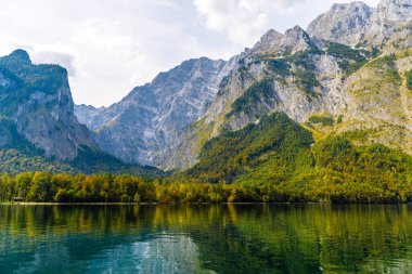 Konigsee'deki Alp dağlarıile Koenigssee gölü, Berchtesgaden Ulusal Parkı, Bavyera, Almanya.