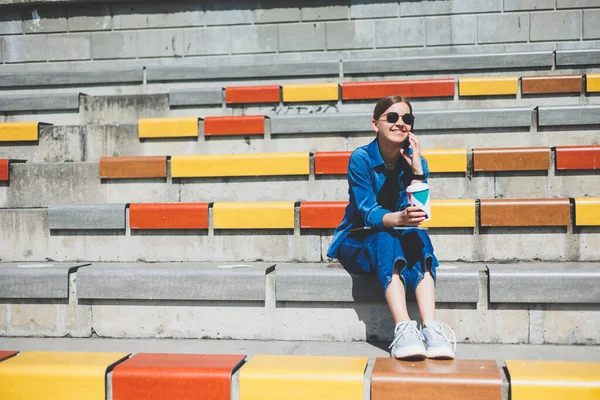 Mulher Senta Passos Segura Uma Xícara Descartável Café — Fotografia de Stock