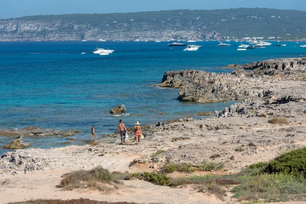 Formentera Ισπανία 2021 Αυγούστου Άνθρωποι Στο Όμορφο Cala Baster Στο — Φωτογραφία Αρχείου