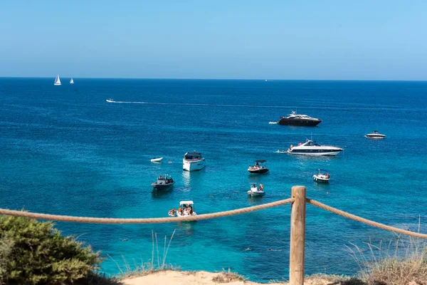 Formentera Spanje 2021 Augustus Boten Het Prachtige Cala Baster Het — Stockfoto