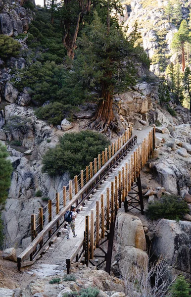 Jovem Mulher Atravessando Uma Ponte Nas Montanhas — Fotografia de Stock