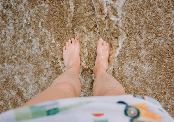 Frauenfüße Und Beine Standen Sand Das Meer Plätscherte Dahin — Stockfoto