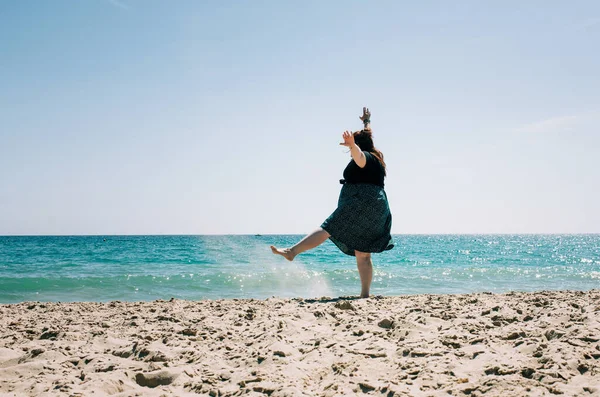 Жінка Танцює Піску Красивому Пляжі Сонячний День — стокове фото