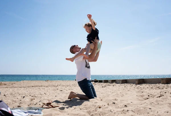 Батько Кидає Дитину Повітря Сонячний День Пляжі — стокове фото