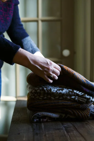 Hände Einer Frau Die Handgestrickte Pullover Auf Kommode Faltet — Stockfoto