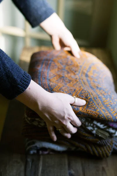 Händerna Kvinna Fällbar Hand Stickade Tröjor Byrån — Stockfoto