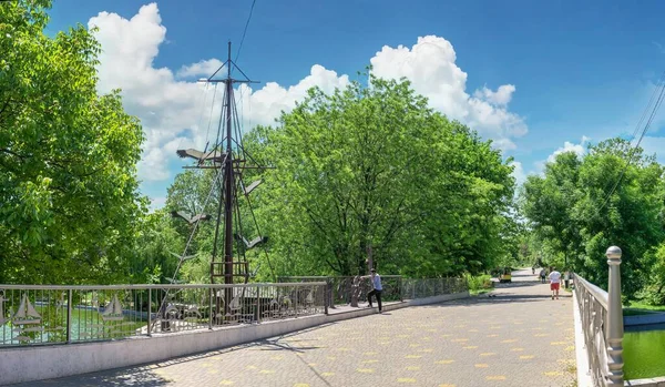 Odessa Ukraina 2022 Most Nad Sztucznym Jeziorem Parku Wolności Odessa — Zdjęcie stockowe
