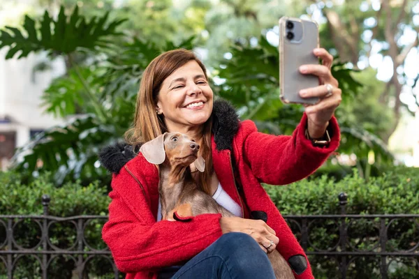 Latynoska Trzymająca Psa Podczas Robienia Selfie Obojgu — Zdjęcie stockowe