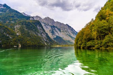 Konigsee'deki Alp dağlarıile Koenigssee gölü, Berchtesgaden Ulusal Parkı, Bavyera, Almanya.