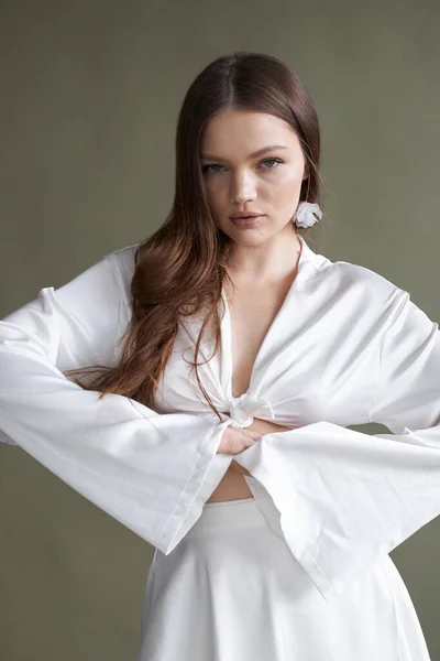 Retrato Menina Modelo Bonita Jovem Vestido Branco Fundo Cacto Moda — Fotografia de Stock