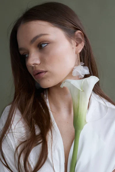 Retrato Una Joven Modelo Bonita Vestido Blanco Con Flores Heces —  Fotos de Stock