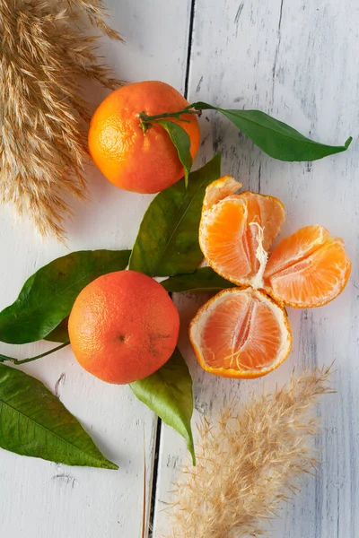 Cítricos Naranjas Sobre Mesa Blanca Con Hojas Verdes — Foto de Stock
