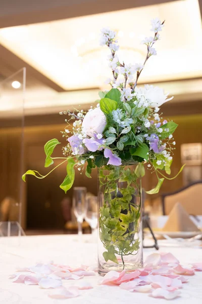 Briljante Tafelbloemen Voor Een Huwelijksreceptie — Stockfoto