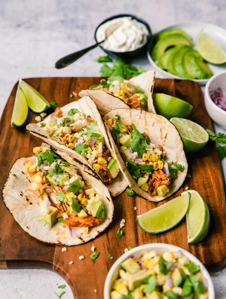 Weiche Tacos Mit Huhn Mais Avocado Und Limette — Stockfoto